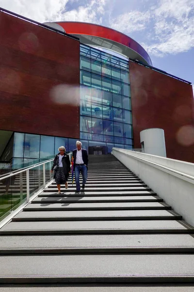 Aarhus, Danimarka ziyaretçileri şehir merkezindeki ARoS sanat müzesini ve gökkuşağı panorama sergisini ziyaret ediyor..