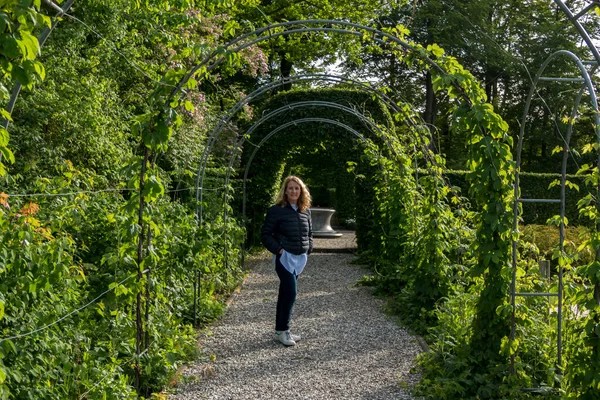 Aarhus Dinamarca Visitante Nos Jardins Palácio Real Marselisborg — Fotografia de Stock