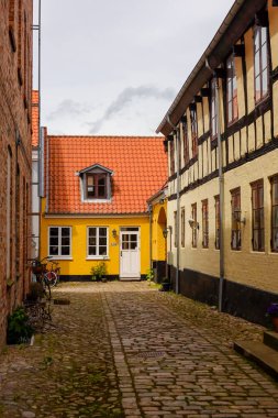 Ebeltoft, Danimarka A arka kaldırım taşlı sokak.