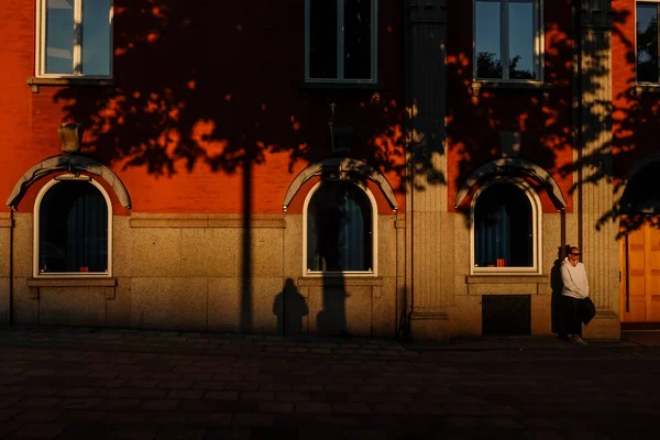 Стокгольм Швеция Человек Стоит Заходящем Солнце Фасаде Здания Улице Эрика — стоковое фото