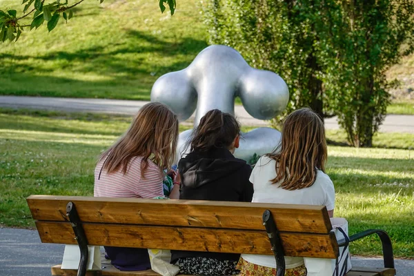 Stoccolma Svezia Tre Ragazze Adolescenti Siedono Una Panchina Lidingo Centrum — Foto Stock