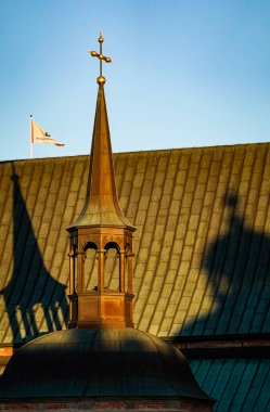 Stockholm, İsveç Riddarholmen Kilisesi veya Riddarhsolmskyrka 'nın bir kulesi, çatısı ve gölgesi.