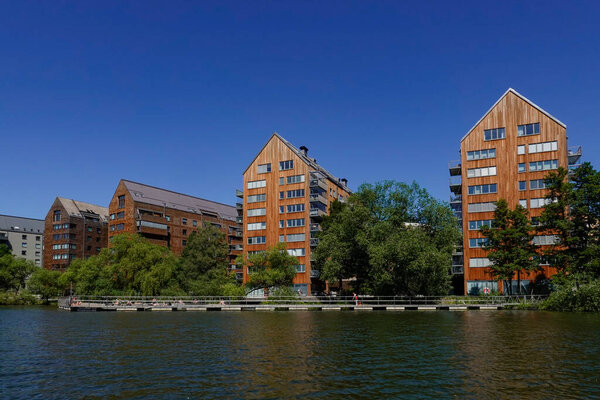 Стокгольм, Швеция Многоэтажные деревянные каркасные дома в районе Зундбиберг, построенные полностью из дерева и спроектированные архитектурной фирмой Wingardh
