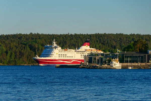Στοκχόλμη Σουηδία Ένα Πλοίο Για Φινλανδία Κατά Ηλιοβασίλεμα Αφήνει Την — Φωτογραφία Αρχείου
