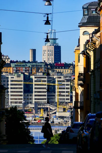 Stockholm Svédország Egy Gyalogos Sziluettben Grevagatánon Sodermalm Medborgarplatsen Torony Felé — Stock Fotó