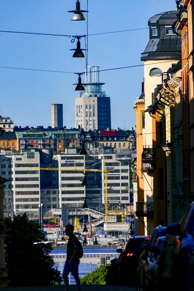 ストックホルム スウェーデン ソダーマルムとメドボルガルプテンタワーを望むグラバタンのシルエットの歩行者 — ストック写真