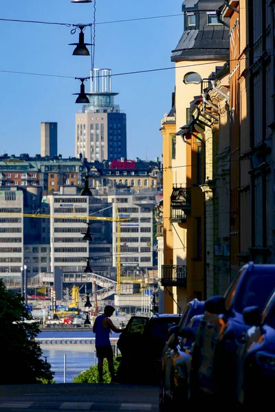 Stockholm Svédország Egy Gyalogos Sziluettben Grevagatánon Sodermalm Medborgarplatsen Torony Felé — Stock Fotó