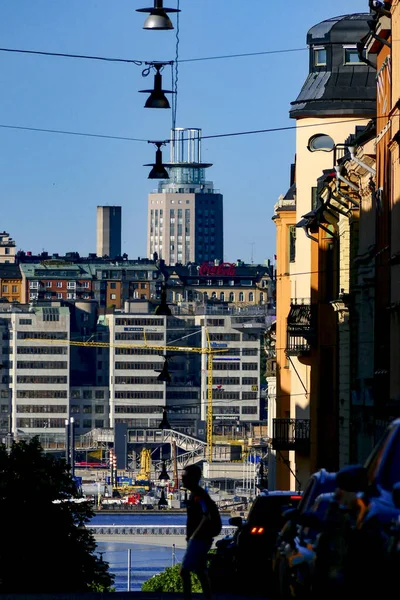 Стокгольм Швеция Пешеход Силуэте Гревагатане Видом Содермальм Башню Медборгарплатсен — стоковое фото