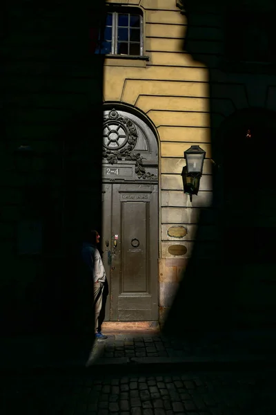 Stockholm Suède Piéton Marche Devant Une Porte Sur Kallargrand Petit — Photo