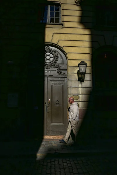 Stockholm Sveç Bir Yaya Eski Şehrin Erken Saatlerinde Kallargrand Bir — Stok fotoğraf