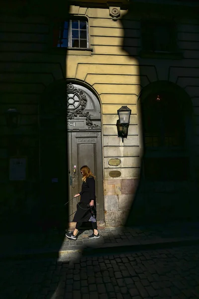 Stockholm Sweden Pedestrian Walks Front Door Kallargrand Early Morning Light — Stock Photo, Image