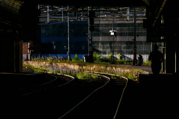 Стокгольм Швеція Чоловік Сидить Платформі Центрального Вокзалу — стокове фото