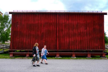 Lulea, İsveç, 15 Haziran 2020 Gammelstaden veya Gammelstad 'da yürüyen yayalar, Lulea Belediyesi, Norrbotten County' de bulunan ve UNESCO 'nun Dünya Mirası Bölgesi olan Gammelstad Kilisesi Kasabası ile tanınan bir yerleşim yeridir..
