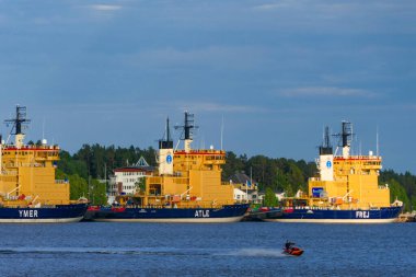 Lulea, İsveç The Frej, Atle ve Ymer buz kırıcıları limanda ve jet ski 'de.