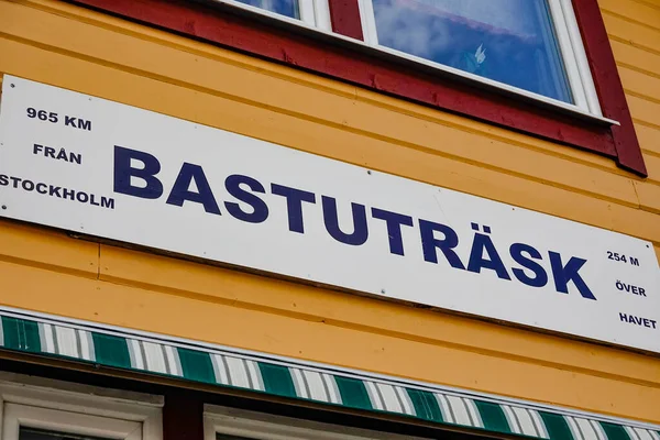 Bastutrask Zweden Een Locatiebord Het Treinstation 965 Kilometer Van Stockholm — Stockfoto