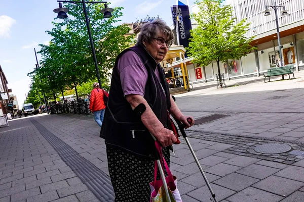 Lulea Suecia Una Mujer Peatonal Mayor Calle Comercial Principal Con —  Fotos de Stock