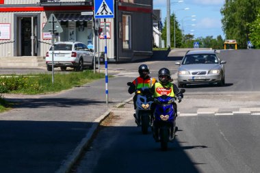 Kalix, İsveç Kasabanın yollarında bir scooter öğretmeni ve öğrenci.
