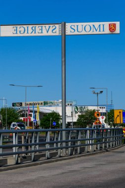İsveç-Finlandiya sınır karakolu ve tabelaları korona salgını sırasında ağır bir şekilde kontrol altındadır..
