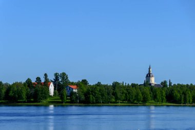 Haparanda, İsveç Tornio, Finlandiya 'nın Torne nehri üzerindeki manzarası.