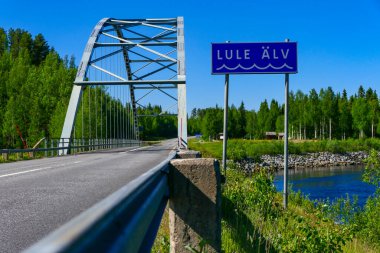 Jokkmokk, İsveç Güneşli bir günde Lule nehri ve köprü.