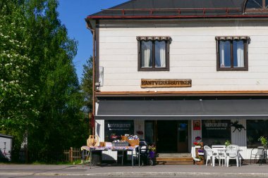 Jokkmokk, İsveç mağazası ana caddede el işi satıyor..