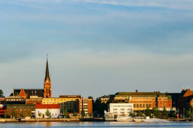 Lulea, İsveç Gece yarısı güneşi altında saat 10 'da gökyüzü. Akşam 30