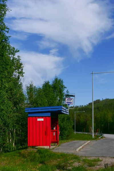 Jokkmokk Sveç Parlak Kırmızı Bir Kırsal Otobüs Durağı — Stok fotoğraf