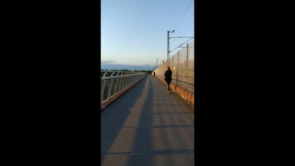 Estocolmo Suecia Junio 2020 Paseo Bicicleta Atardecer Sobre Puente Arsta — Vídeos de Stock