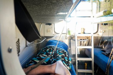 Lulea, İsveç Gece treninin ranzasında uyuyan bir adam.