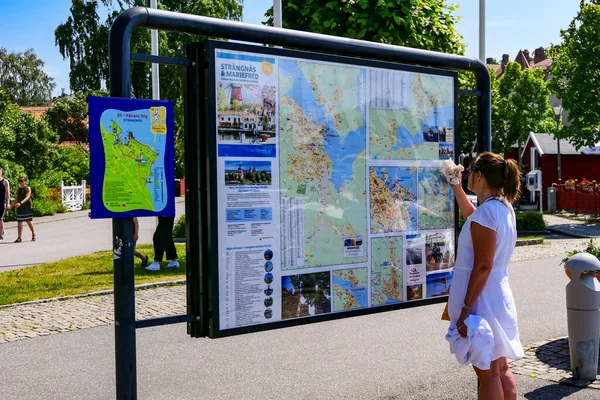 Strangnas Sverige Kvinna Tittar Karta Med Lokal Information — Stockfoto