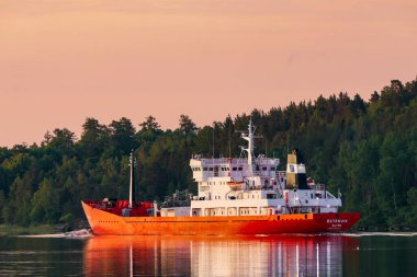 Stockholm, İsveç Şafak vakti Malaren Gölü 'nde çimento taşıyan bir gemi..
