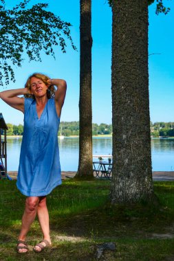 Stockholm, İsveç Mavi elbiseli bir kadın küçük bir adada sabah esniyor..