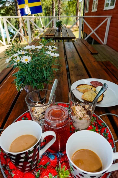 Stoccolma Svezia Colazione Due Persone Servita Vassoio Una Bandiera Svedese — Foto Stock