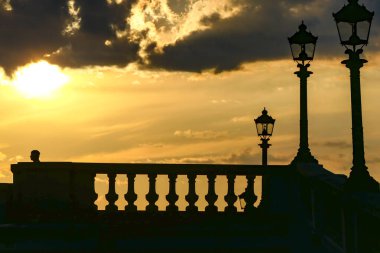 Stockholm, İsveç Kraliyet Sarayı 'ndaki Lejonbacken' in korkuluklarında siluet içinde bir adamın kafası zirvede..