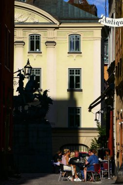 Stockholm, İsveç Halkı Kopmangatan 'da Pastis adında bir Fransız lokantasında yiyip içiyor. Ya da Aziz George ve Ejderha heykelinin altında Gamla Stan..
