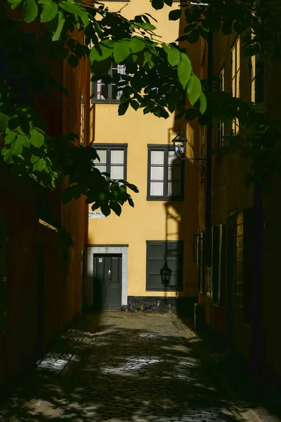 Estocolmo Suecia Una Casa Fuertes Sombras Tarde Tradgardsgatan Casco Antiguo —  Fotos de Stock