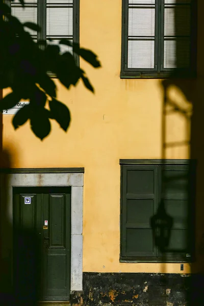 Stockholm Švédsko Dům Silné Odpolední Stíny Tradgardsgatan Starém Městě Nebo — Stock fotografie