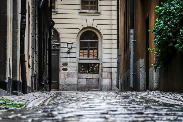 瑞典斯德哥尔摩旧城街道上的老鹅卵石或Gamla Stan — 图库照片