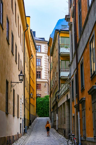 Estocolmo Suecia Una Joven Camina Sola Packhusgrand Casco Antiguo Gamla —  Fotos de Stock
