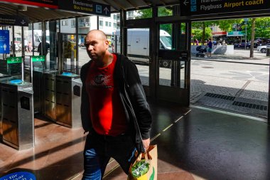 Stockholm, İsveç. Liljeholmen 'de bir adam ghte metrosuna girdi..