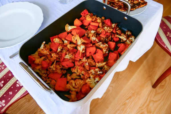 Een Pan Gevuld Met Gegrilde Groenten Zoals Bloemkool Wortelen Zoete — Stockfoto