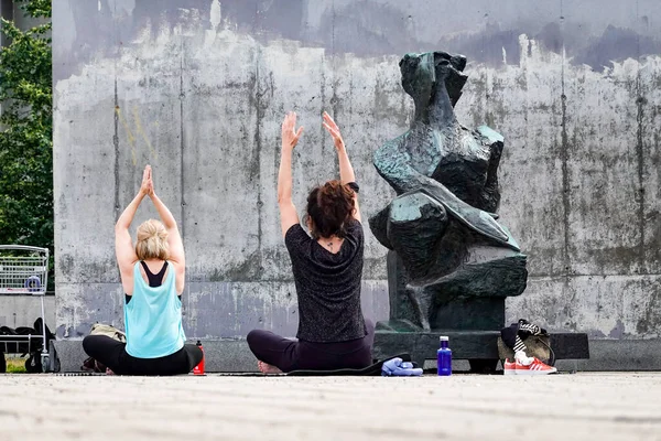 瑞典斯德哥尔摩一个公共广场上的户外瑜伽课 — 图库照片