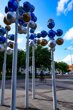 Lidkoping, Stenportsgatan 'da İsveçli yayalar ve Folkets Hus' un dışında bir heykel.