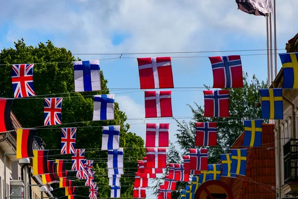 Lidkoping Suécia Bandeiras Nórdicas Alemãs Britânicas Penduradas Sobre Uma Rua — Fotografia de Stock