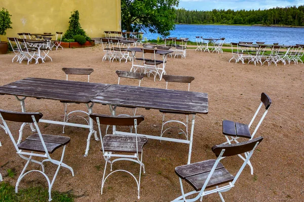 スウェーデンのリドコプ湖の南岸にある中世のLacko城のカフェで空のテーブル — ストック写真