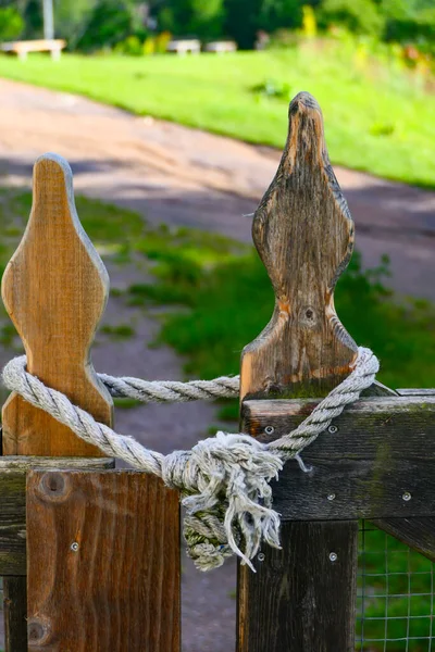 Lidkoping Schweden Ein Holztor Und Ein Seilschloss Einem Feld — Stockfoto