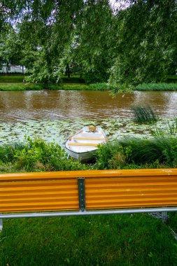 Lidkoping, İsveç Yazın kanalda bir bank ve kayık.