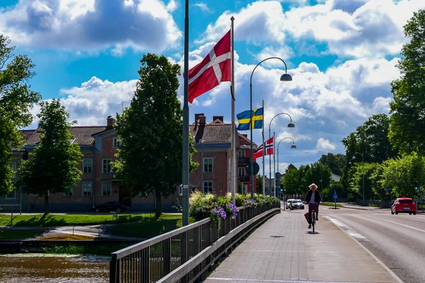 Lidkoping Σουηδία Ένας Ποδηλάτης Στη Γέφυρα Wennerbergsbron Πάνω Από Κανάλι — Φωτογραφία Αρχείου