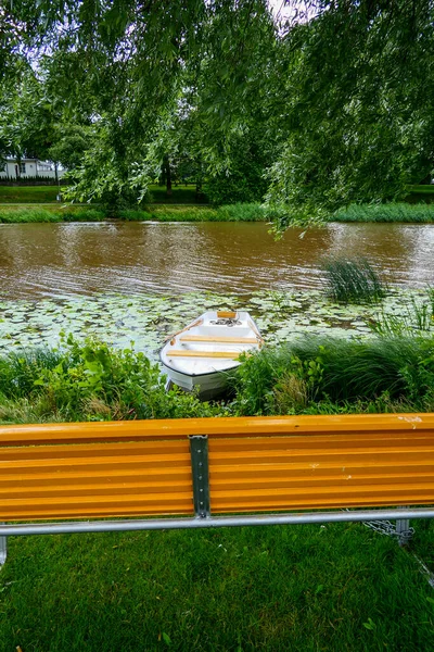 Lidkoping, İsveç Yazın kanalda bir bank ve kayık.