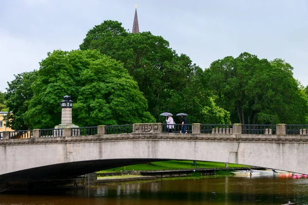 Lidkoping Zweden Voetgangers Lopen Een Brug Het Kanaal — Stockfoto